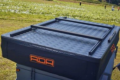 Kemény héjú tetőtéri lakóautó